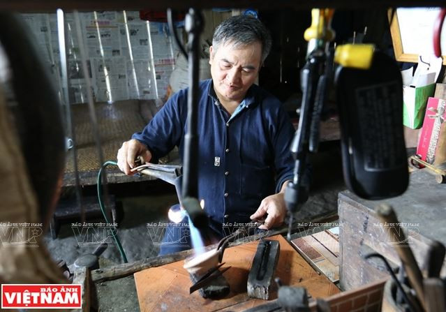 Chân dung người chạm bạc cuối cùng trên đỉnh núi Pờ Lỳ Ngài ảnh 2