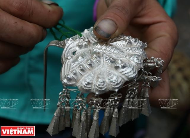 Chân dung người chạm bạc cuối cùng trên đỉnh núi Pờ Lỳ Ngài ảnh 12