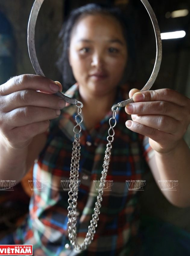 Chân dung người chạm bạc cuối cùng trên đỉnh núi Pờ Lỳ Ngài ảnh 10