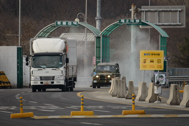 Ôtô di chuyển tại khu công nghiệp chung Kaesong ngày 11/2/2016. (Nguồn: AFP/TTXVN) Các doanh nghiệp đề nghị điều tra việc đóng cửa KCN Kaesong ảnh 1