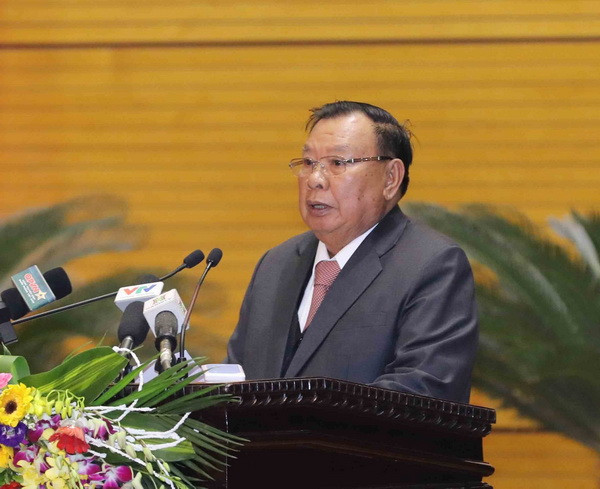 Tổng Bí thư, Chủ tịch nước Lào Bounnhang Vorachith nói chuyện với các đại biểu. (Ảnh: Phương Hoa/TTXVN) Quan hệ Việt-Lào “mãi mãi vững bền hơn núi hơn sông” ảnh 2