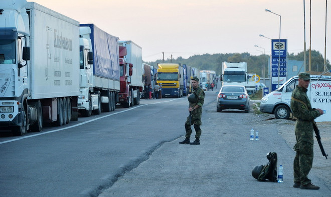 Cảnh sát Ukraine gác gần một trạm biên phòng ở Kalanchak ngày 20/9/2015. (Nguồn: AFP/TTXVN) Nga quan ngại kế hoạch của Mỹ cung cấp vũ khí sát thương cho Ukraine ảnh 1