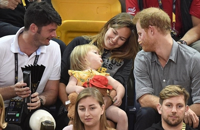 Hoàng tử Harry “bày mặt xấu” trêu cựu Tổng thống Obama ảnh 1