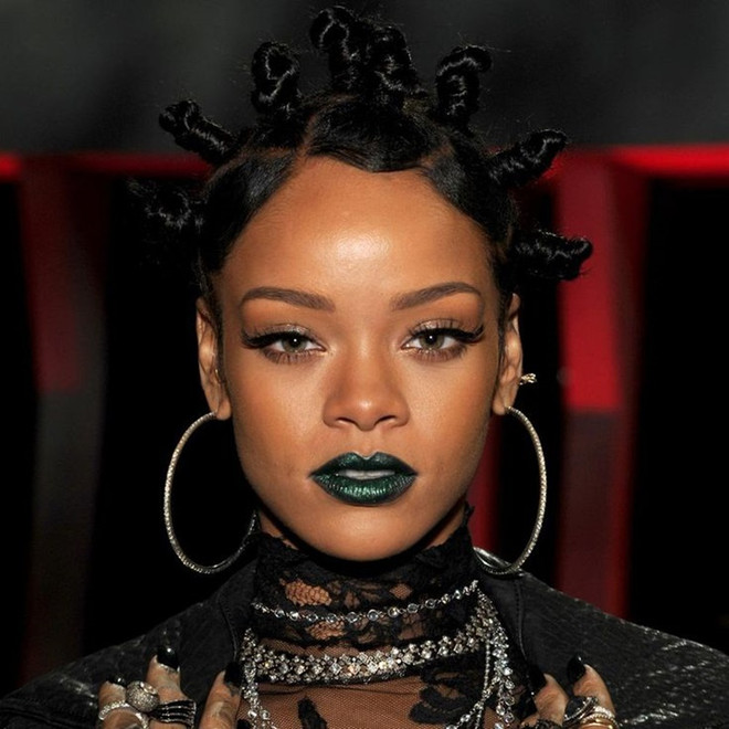  5 kiểu trang điểm kinh điển làm nên tượng đài phong cách Rihanna ảnh 9