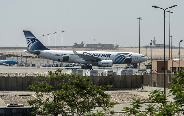 Máy bay của Hãng hàng không Ai Cập EgyptAir tại sân bay quốc tế Cairo. (Nguồn: AFP/TTXVN) Nga sẽ nối lại các chuyến bay thẳng tới Ai Cập vào tháng 2/2018 ảnh 1