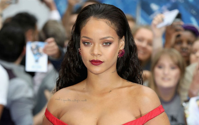  5 kiểu trang điểm kinh điển làm nên tượng đài phong cách Rihanna ảnh 7
