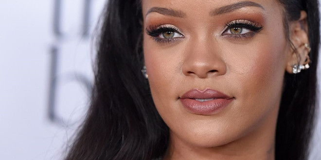  5 kiểu trang điểm kinh điển làm nên tượng đài phong cách Rihanna ảnh 4