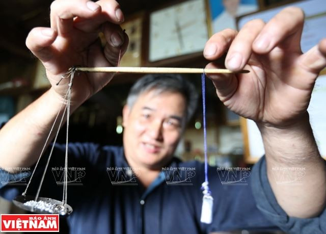 Chân dung người chạm bạc cuối cùng trên đỉnh núi Pờ Lỳ Ngài ảnh 1