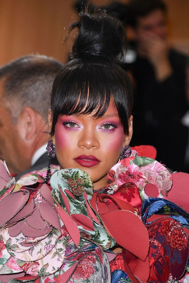  5 kiểu trang điểm kinh điển làm nên tượng đài phong cách Rihanna ảnh 12