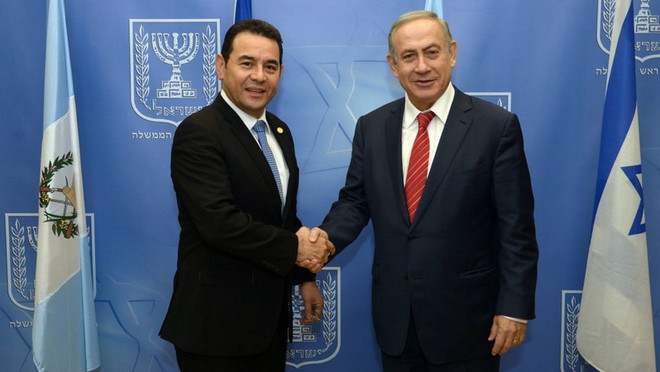 Thủ tướng Israel Benjamin Netanyahu (phải) và Tổng thống Guatemala Jimmy Morales trong cuộc gặp tại Jerusalem ngày 29/11. (Nguồn: Times of Israel/TTXVN) Chuyên gia: Động thái của Guatemala thể hiện sự phụ thuộc vào Mỹ ảnh 1