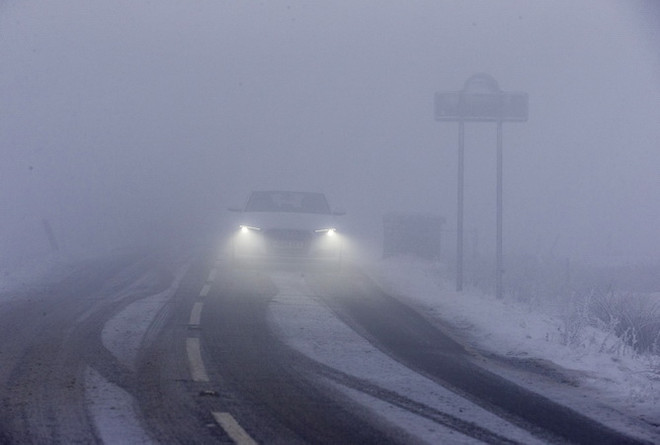 Anh: Tuyết rơi dày 10cm chỉ sau 2 giờ đồng hồ ở sân bay Glasgow ảnh 1