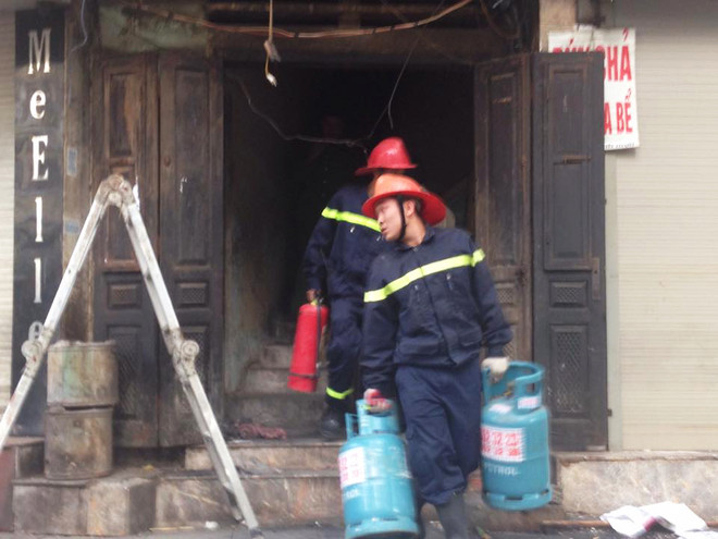 Sau hơn 8 giờ đồng hồ vận động, ông D và ông C đã đồng ý để lực lượng chức năng chuyển bình gas và can xăng ra ngoài (Ảnh: Sơn Bách/Vietnam+) Lời kể của con gái người đàn ông liều lĩnh ôm xăng cố thủ ảnh 2