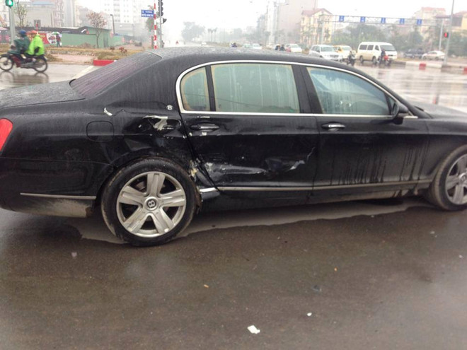 Bentley biển ngoại giao vượt đèn đỏ, bị húc văng khỏi lề đường ảnh 1