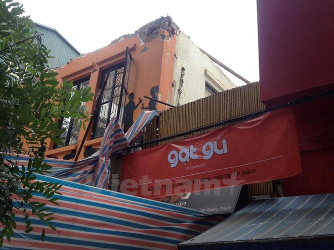 Công trình đang phá dỡ sập mái làm náo loạn cả khu phố ảnh 1