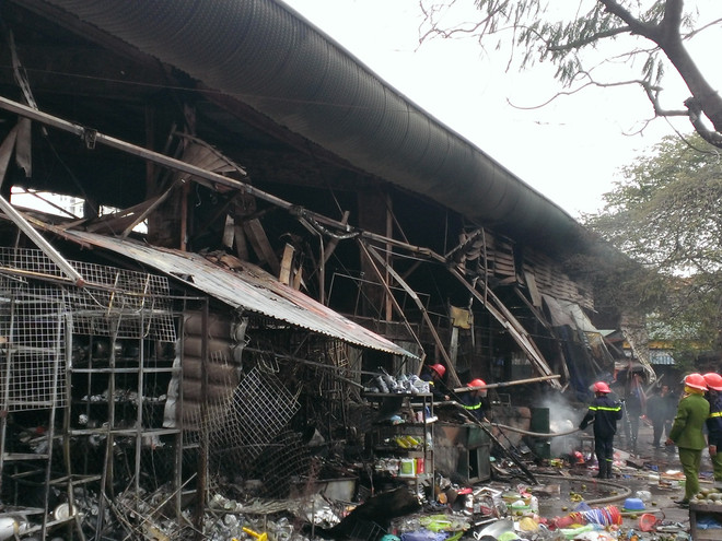 Toàn cảnh vụ cháy lớn thiêu rụi gần như hoàn toàn chợ Nhật Tân ảnh 1
