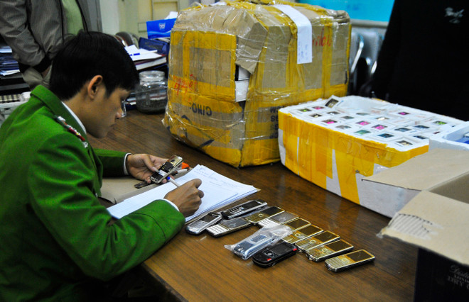 [Video] Lô hàng điện thoại lậu bị máy soi chiếu sân bay lật tẩy ảnh 1