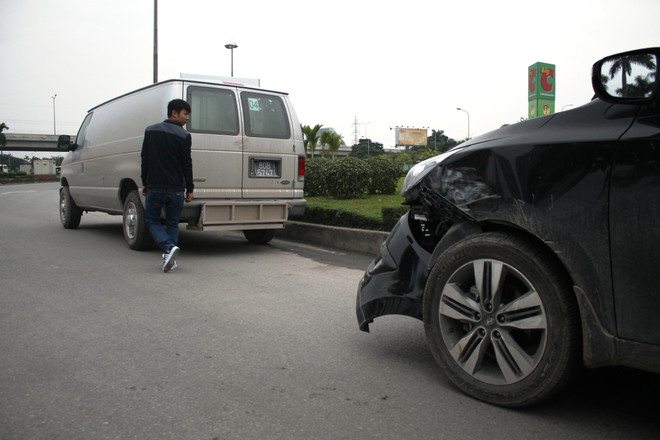 Xe chở phạm nhân gây tai nạn trên phố Trần Duy Hưng ảnh 1