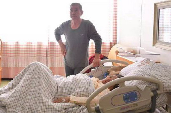 Bà mẹ 67 tuổi sinh con, trở thành sản phụ cao tuổi nhất Trung Quốc ảnh 1