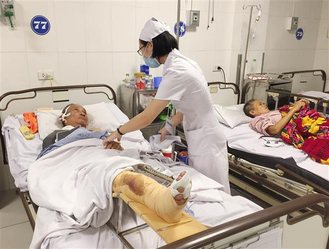 Vụ xe tải đấu đầu xe khách ở Nghệ An: Chuyển 3 nạn nhân ra BV Việt Đức ảnh 1