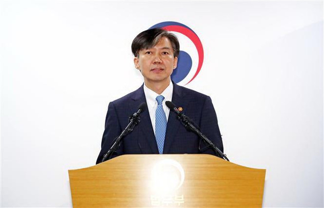 Bộ trưởng Tư pháp Hàn Quốc Cho Kuk phát biểu tại Gwacheon, phía Nam Seoul ngày 14/10/2019. (Nguồn: Yonhap/TTXVN) Tổng thống Hàn Quốc xin lỗi vì vụ việc của cựu Bộ trưởng Tư pháp ảnh 1