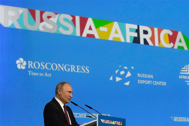 Tổng thống Nga Vladimir Putin phát biểu tại Hội nghị thượng đỉnh Nga-châu Phi ở Sochi, Nga, ngày 23/10. (Nguồn: AFP/TTXVN) Hội nghị thượng đỉnh Nga-châu Phi: Khởi đầu cho cú xoay trục mới ảnh 1