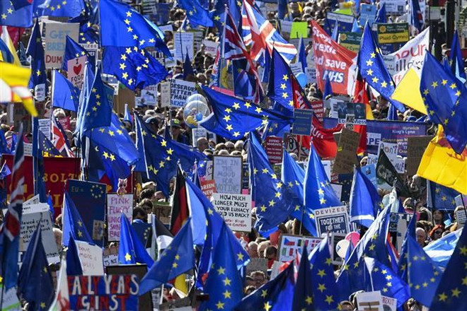 'Chết vào một ngày khác' và loạt phim dài tập Brexit ảnh 1