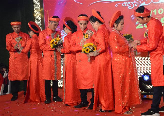 Công nhân nghèo hạnh phúc trong đám cưới tập thể ở Đà Nẵng ảnh 2