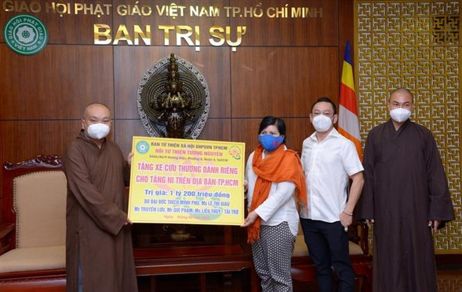 Trao tặng 6 xe cứu thương cho các bệnh viện điều trị COVID-19 ảnh 2