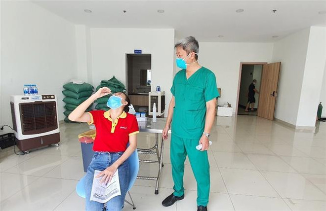 Người dân Thành phố Hồ Chí Minh tự lấy mẫu xét nghiệm COVID-19 tại nhà ảnh 2