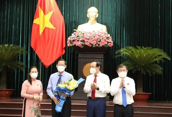 Ông Phan Văn Mãi nhận hoa chúc mừng của các vị lãnh đạo Thành phố Hồ Chí Minh. (Ảnh: TTXVN phát) Phê chuẩn kết quả bầu ông Phan Văn Mãi làm Chủ tịch UBND TP.HCM ảnh 1