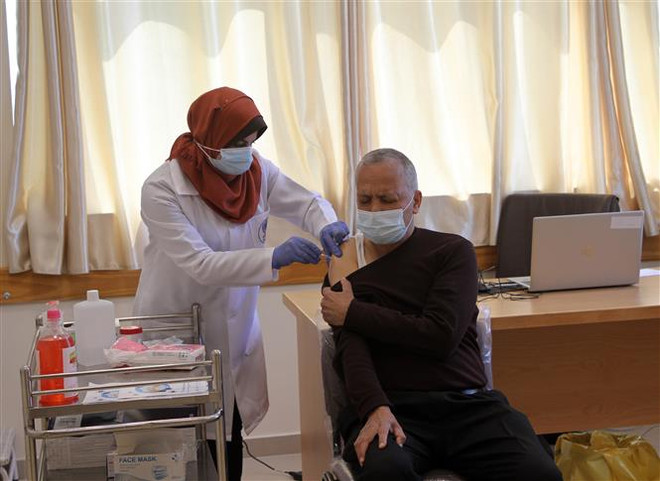 Palestine bắt đầu triển khai tiêm liều vaccine thứ 3 ngừa COVID-19 ảnh 1