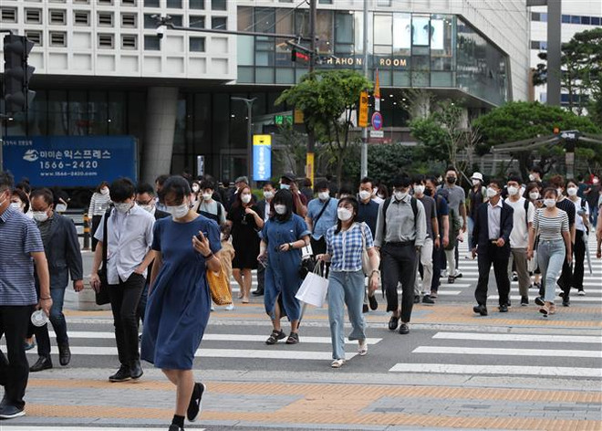 Người dân đeo khẩu trang phòng dịch COVID-19 tại Seoul, Hàn Quốc ngày 8/7/2021. (Ảnh: THX/TTXVN) Hàn Quốc - 'điểm sáng' thực hiện mục tiêu kép trong đại dịch COVID-19 ảnh 1