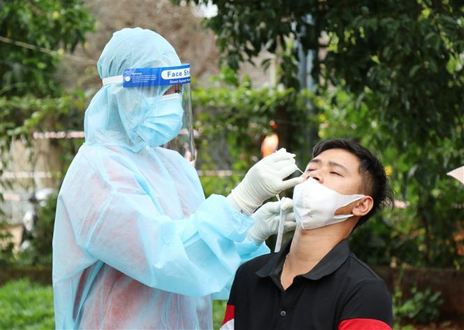 Lấy mẫu xét nghiệm sàng lọc cho người dân xã Cư Êbur, thành phố Buôn Ma Thuột. (Ảnh: Tuấn Anh/TTXVN) Nhiệm vụ thành viên Ban Chỉ đạo Quốc gia phòng, chống dịch COVID-19 ảnh 2