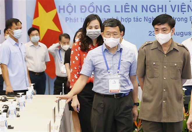 Chủ nhiệm Văn phòng Quốc hội Bùi Văn Cường và Chủ nhiệm Ủy ban Đối ngoại của Quốc hội Vũ Hải Hà kiểm tra công tác chuẩn bị cho Đại hội. (Ảnh: Doãn Tấn/TTXVN) Kiểm tra công tác chuẩn bị tham dự AIPA-42 của đoàn Quốc hội Việt Nam ảnh 1