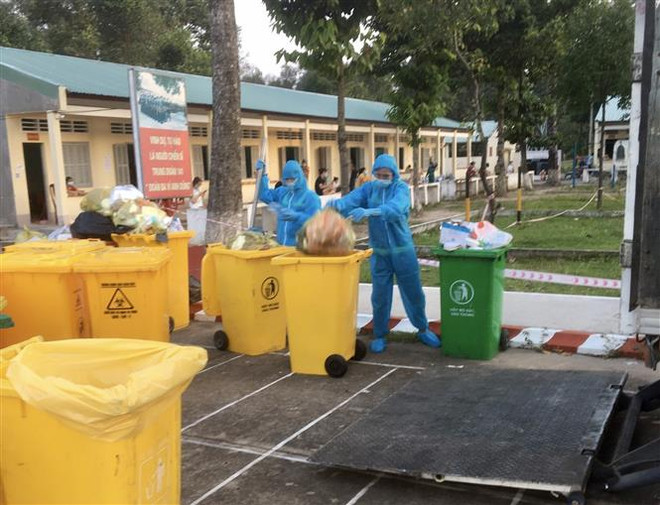 Xử lý rác thải y tế do COVID-19 ở 'điểm nóng' Bình Dương ảnh 1