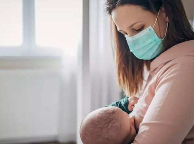 Tiêm vaccine hay mắc COVID-19 vẫn an toàn khi nuôi con bằng sữa mẹ ảnh 1