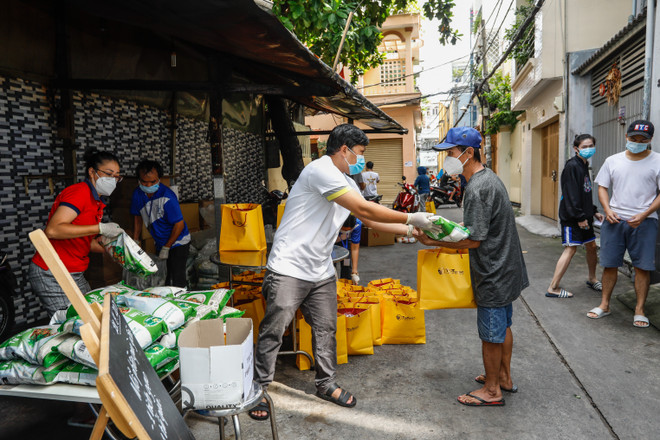 Thông qua chương trình, T&T Group mong muốn lan tỏa những giá trị nhân văn tốt đẹp đến cộng đồng. (Nguồn: Vietnam+) T&T Group trao tặng 100.000 suất quà cho người nghèo ở TP.HCM ảnh 2