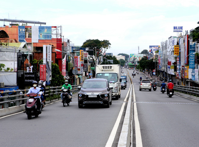 Đường phố vẫn đông, TP.HCM cân nhắc siết chặt giãn cách hơn nữa ảnh 1
