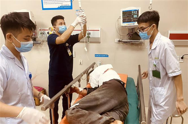 Cấp cứu kịp thời bệnh nhân bị máy chế biến gỗ cắt rời cánh tay ảnh 1