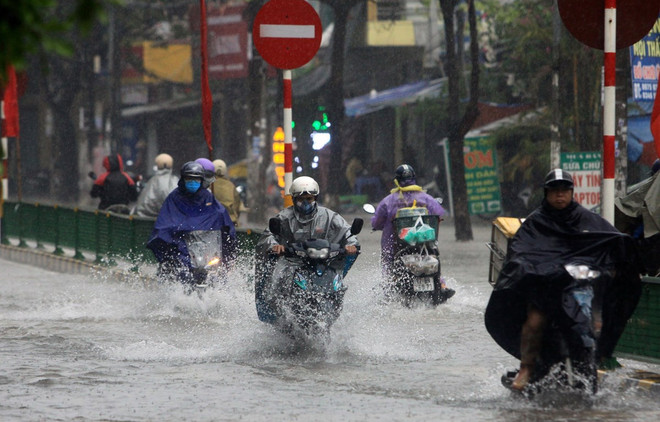 Trung Bộ nắng nóng gay gắt, Bắc Bộ mưa rất to về đêm và sáng ảnh 1