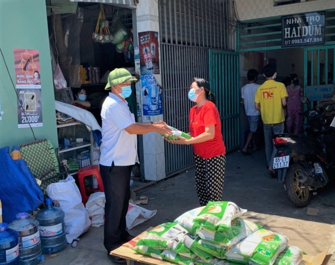 11 phường 'khóa chặt' ở Bình Dương: Bắt đầu phát lương thực cho dân ảnh 3