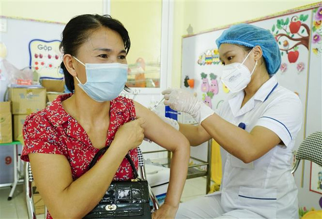 Vẫn còn một số đơn vị chậm trễ trong tiêm vaccine phòng COVID-19 ảnh 1