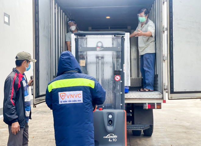 [Photo] Bàn giao hơn 1,2 triệu liều vaccine AstraZeneca cho Bộ Y tế ảnh 4