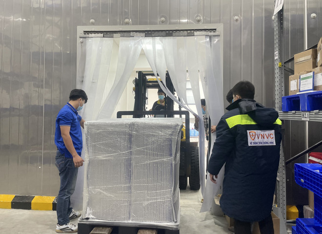 [Photo] Bàn giao hơn 1,2 triệu liều vaccine AstraZeneca cho Bộ Y tế ảnh 2