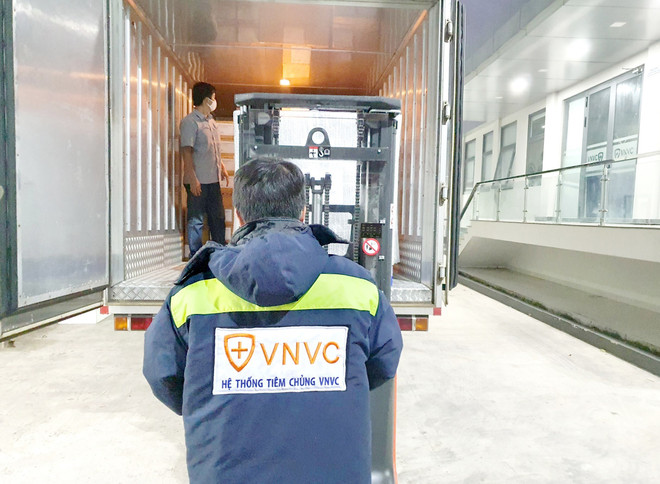 [Photo] Bàn giao hơn 1,2 triệu liều vaccine AstraZeneca cho Bộ Y tế ảnh 3