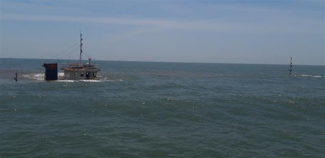 Tàu chở 4.000 tấn đá bị chìm sau thời gian dài neo đậu trên biển ảnh 1