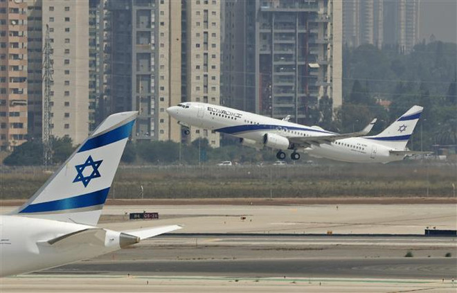 Máy bay Hãng hàng không El Al của Israel cất cánh tại sân bay Ben Gurion, gần Tel Aviv, trong hành trình tới Các tiểu vương quốc Arab Thống nhất (UAE), ngày 31/8/2020. (Ảnh: AFP/TTXVN) Hy vọng vào Thỏa thuận Abraham - từ mong muốn đến thực tế ảnh 1