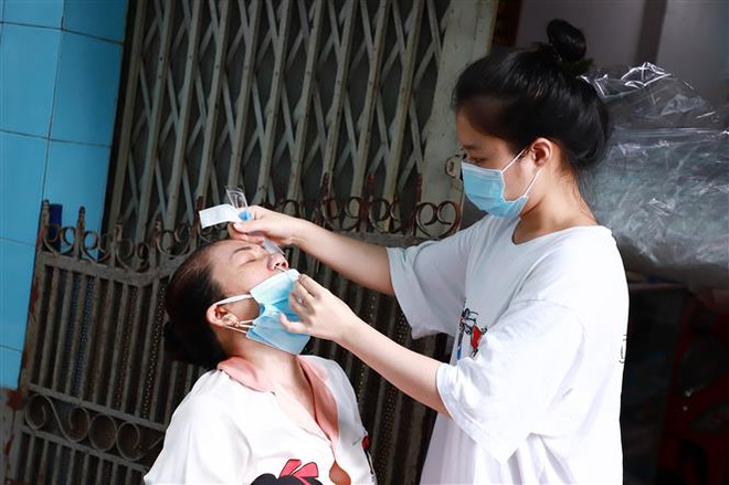 Người dân Thành phố Hồ Chí Minh tự lấy mẫu xét nghiệm COVID-19 tại nhà ảnh 1