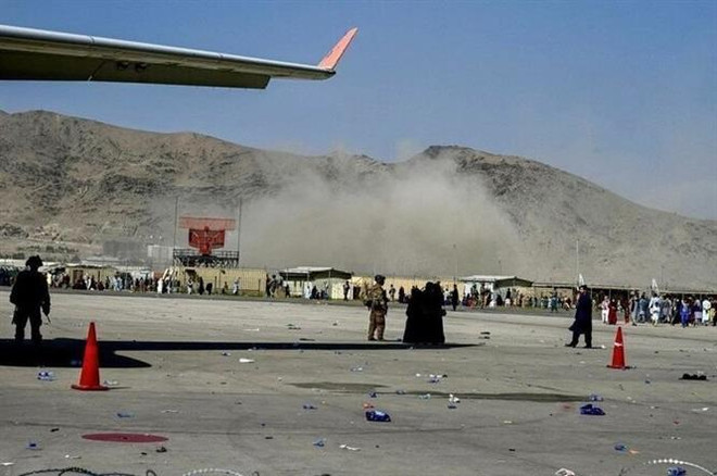 Khói bốc lên gần hiện trường một vụ nổ ở sân bay Kabul, Afghanistan, ngày 26/8/2021. (Ảnh: IRNA/TTXVN) Mỹ lặp lại cảnh báo về mối đe dọa đối với sân bay Kabul ảnh 1