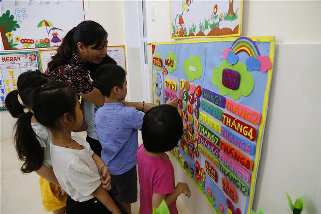 (Ảnh: Nam Sương/TTXVN) Tránh tình trạng cơ sở giáo dục mầm non giải thể, giáo viên nghỉ việc ảnh 2